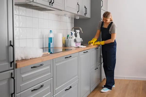 Mantener tu hogar limpio no tiene por qué ser complicado ni agotador, pero si no sabes cómo hacer aseo en una casa, puede resultar agotador. Esta es una inquietud común...